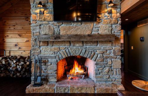 Henryville House | Lakeside Cabin