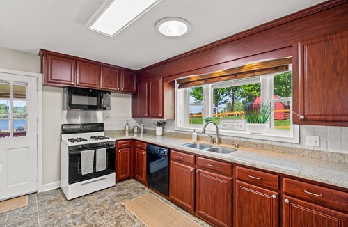 High Point House | Lakeside Oasis 3 miles to HPU- Walk to Marina, Golf, Tennis. 180° Water Views