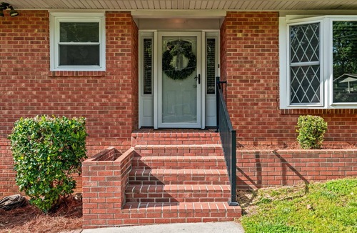 High Point House | Lakeside Oasis 3 miles to HPU- Walk to Marina, Golf, Tennis. 180° Water Views