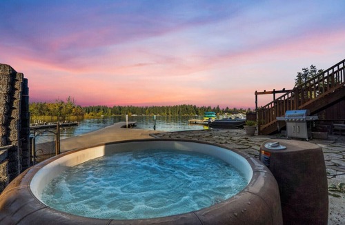 Fort Lewis House | Lakeside Studio Getaway | Hot Tub & Dock Access