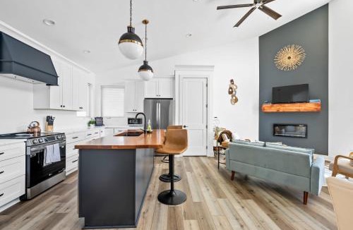 Williamstown House | Lakeside, Water-view, 7 miles to Ark, 4BR for 14