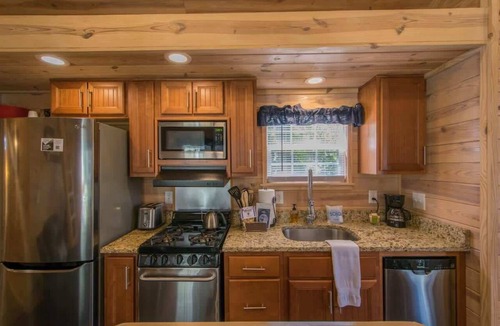 Upward House | Lakeview 2BR Tiny Home near Trails, Pool + Bocce + Free Tickets