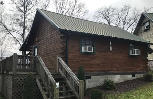 Allons Cabin | Lakeview Cabin at Marina on Dale Hollow Lake near Standing Stone State Park