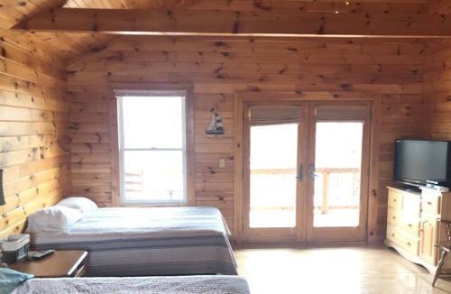 Allons Cabin | Lakeview Cabin at Marina on Dale Hollow Lake near Standing Stone State Park