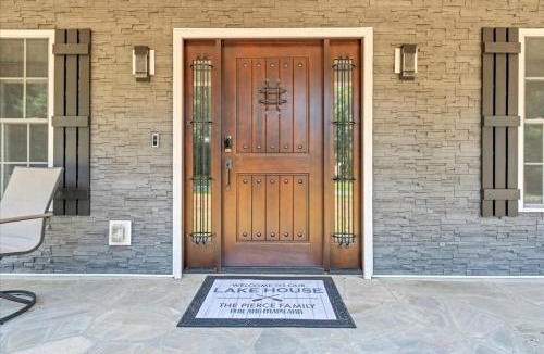 Moneta House | Lakeview Village East - Community Pool, Tennis & Boat Ramp!