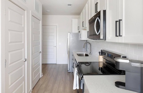 Downtown Knoxville Apartment | Landing | Amazing Studio, Gym, Pool
