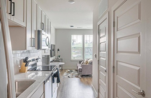 Downtown Knoxville Apartment | Landing | Amazing Studio, Gym, Pool