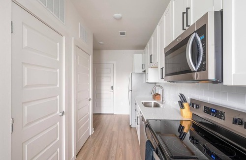 Downtown Knoxville Apartment | Landing | Amazing Studio, Gym, Pool