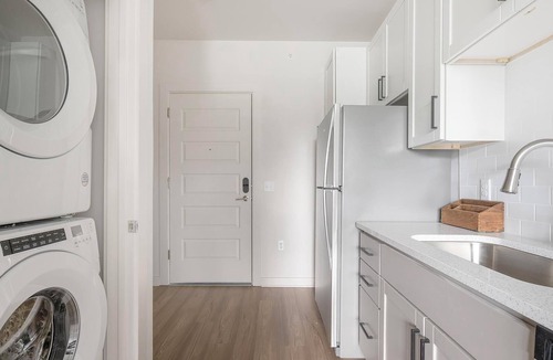 Downtown Knoxville Apartment | Landing | Amazing Studio, Gym, Pool