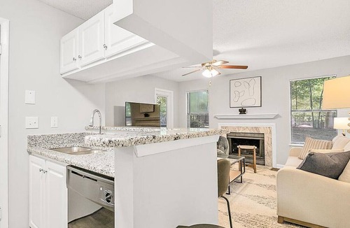 New Irving Park Apartment | Landing at The Pointe at Irving Park Apartment Homes - 1 Bedroom in New Irving Park