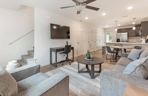 Lyman Apartment | Landing | Beautiful 2BD, Gym, Pool