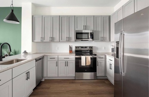 Brentwood Apartment | Landing | Chic 1BD, Gym, Clubhouse
