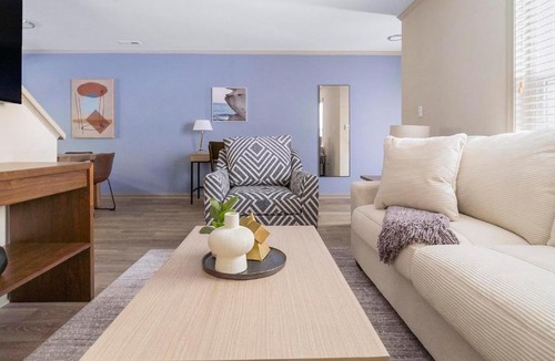 Crabtree Apartment | Landing Incredible 2BD Tennis Court Pool