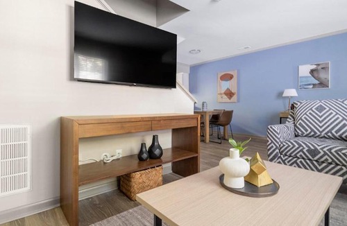 Crabtree Apartment | Landing Incredible 2BD Tennis Court Pool