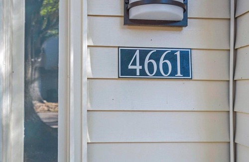 Crabtree Apartment | Landing | Incredible 2BD, Tennis Court, Gym