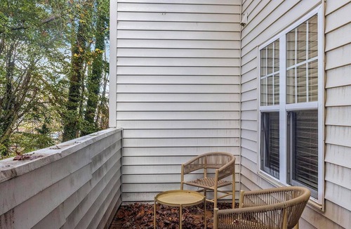 Crabtree Apartment | Landing | Incredible 2BD, Pool, Gym