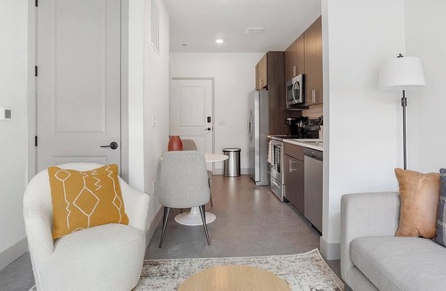 Richmond Apartment | Landing | Incredible Studio, Pool, Gym