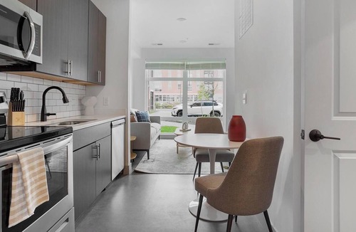 Richmond Apartment | Landing | Incredible Studio, Pool, Gym