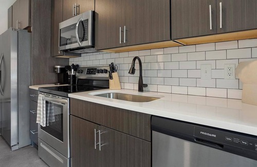Richmond Apartment | Landing | Incredible Studio, Pool, Gym