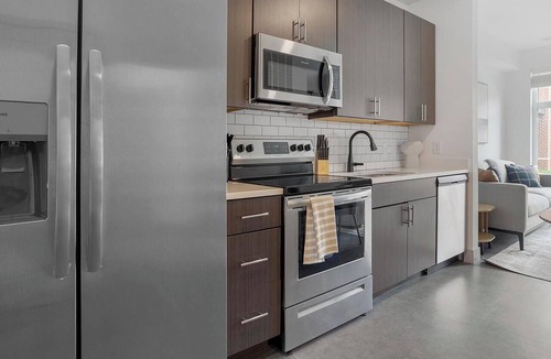 Richmond Apartment | Landing | Incredible Studio, Pool, Gym