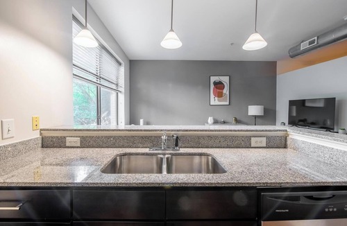 Church Hill Apartment | Landing | Modern 1BD, Gym, Courtyard
