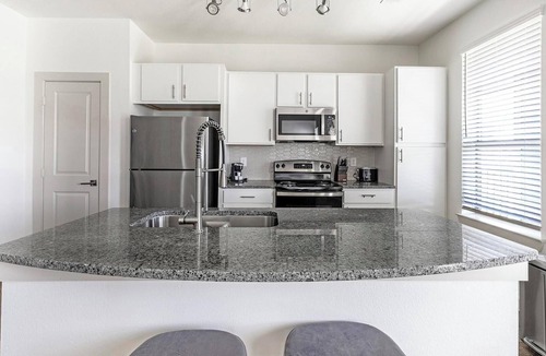 Waller Apartment | Landing | Modern 3BD, Pool, Gym