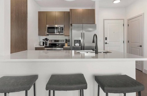 Richmond Apartment | Landing | Spectacular 2BD, Pool, Gym