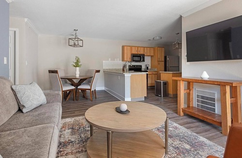 Eureka Apartment | Landing | Spectacular 2BD, Pool, Clubhouse