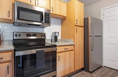 Eureka Apartment | Landing | Spectacular 2BD, Pool, Clubhouse