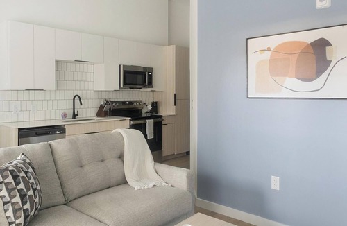 Chapel Hill Apartment | Landing | Spectacular Studio, Courtyard, Gym