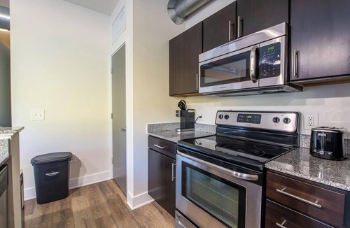 Church Hill Apartment | Landing | Stunning 1BD, Rooftop Lounge, Courtyard
