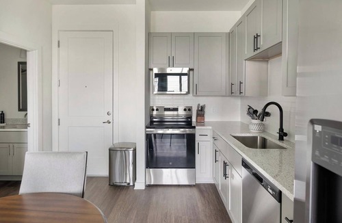 Brentwood Apartment | Landing | Stunning 1BD, Clubhouse, Gym