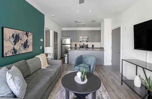 Green Hills Apartment | Landing | Stunning 1BD, Gym, Pool