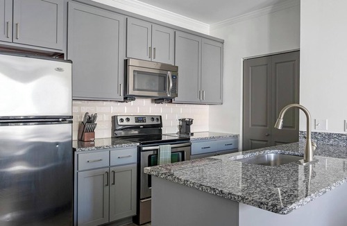 Green Hills Apartment | Landing | Stunning 1BD, Gym, Pool