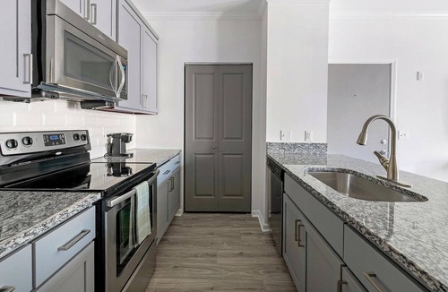 Green Hills Apartment | Landing | Stunning 1BD, Gym, Pool