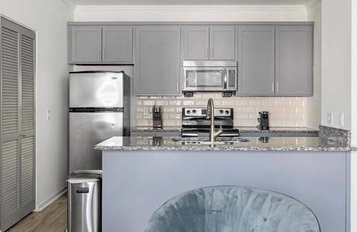 Green Hills Apartment | Landing | Stunning 1BD, Gym, Pool