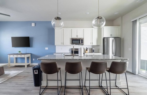 Longs Apartment | Landing | Stunning 2BD, Gym