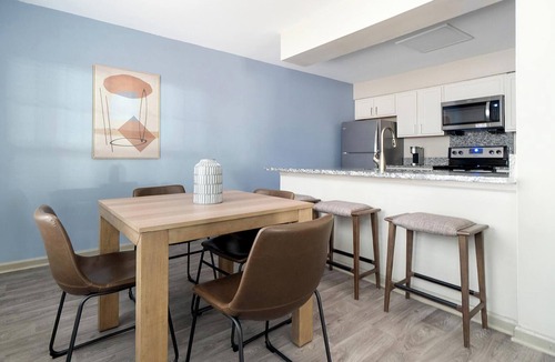 Crabtree Apartment | Landing | Stylish 2BD, Gym, Tennis Court