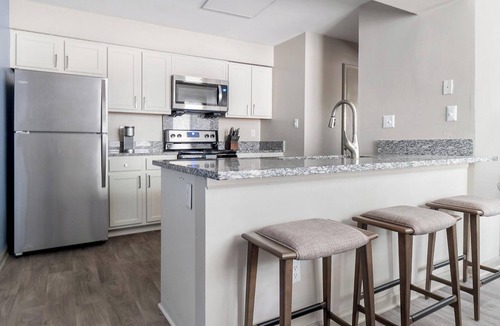 Crabtree Apartment | Landing | Stylish 2BD, Gym, Tennis Court
