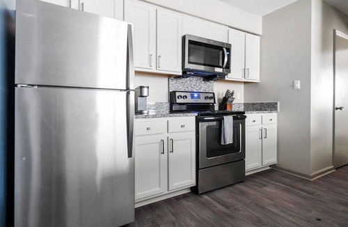 Crabtree Apartment | Landing | Stylish 2BD, Gym, Tennis Court