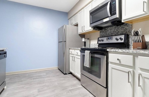 Crabtree Apartment | Landing | Stylish 2BD, Gym, Tennis Court