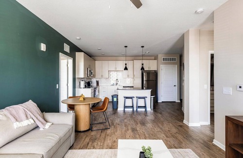 Kenton Apartment | Landing | Stylish 2BD, Pool, Clubhouse