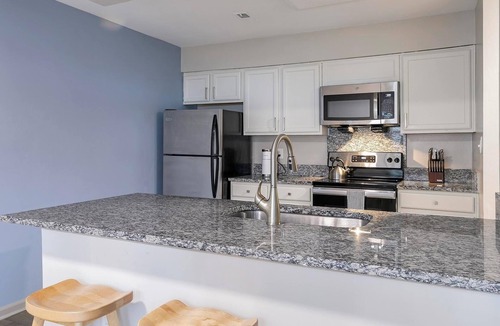 Crabtree Apartment | Landing | Stylish 2BD, Pool, Tennis Court