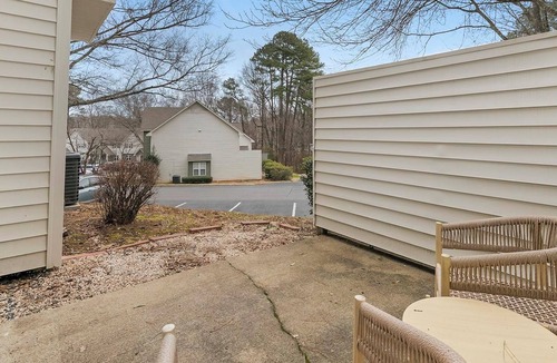 Crabtree Apartment | Landing | Stylish 2BD, Pool, Tennis Court
