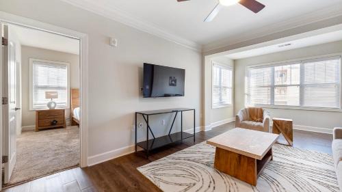 Greer Apartment | Landing Stylish 3BD Pool Clubhouse