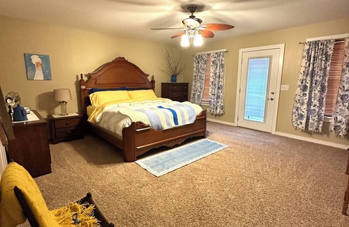 Chaplin House | Large Bourbon Trail Vintage Farmhouse – Hot Tub, Gift shop, Golf Range & Animals