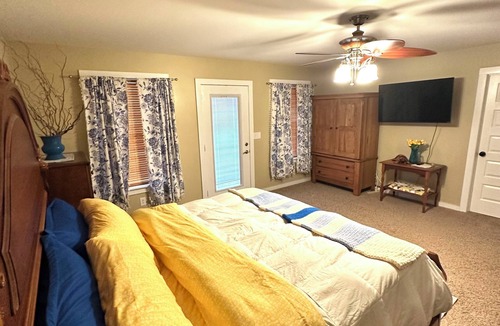Chaplin House | Large Bourbon Trail Vintage Farmhouse – Hot Tub, Gift shop, Golf Range & Animals