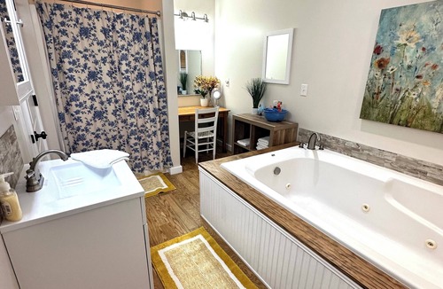Chaplin House | Large Bourbon Trail Vintage Farmhouse – Hot Tub, Gift shop, Golf Range & Animals