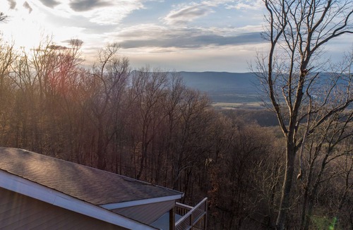 Rileyville House | Large-Group Cabin near Luray · Sleeps 12 · Hot Tub & Mountain Views