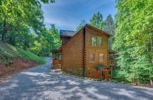 Lake Lure Cabin | Large log home in Lake Lure, HOT tub/Game room/pet